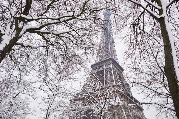 Vista panorámica de la torre Eiffel en un día con nieve intensa — Foto de Stock