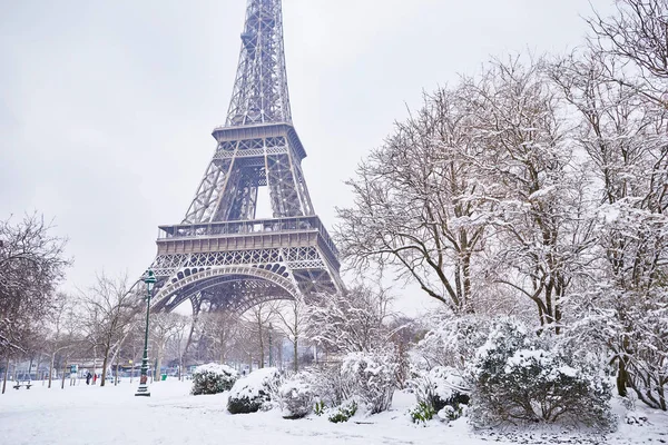 Blick auf den Eiffelturm an einem Tag mit starkem Schneefall — Stockfoto