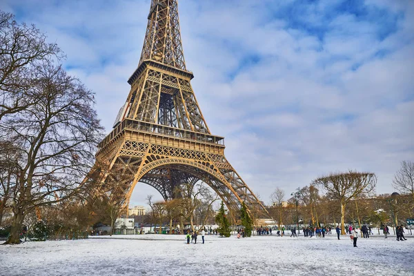 Vista panorámica de la torre Eiffel en un día con nieve intensa — Foto de Stock