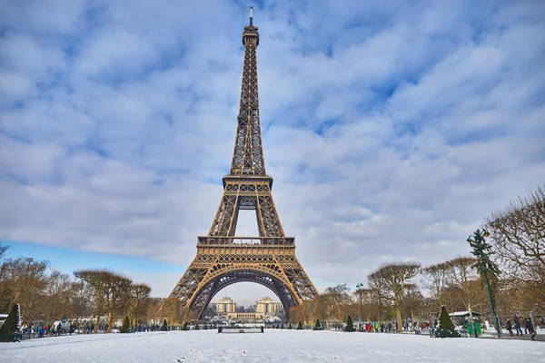 在大雪的日子里欣赏埃菲尔铁塔的美景 — 图库照片
