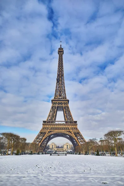 Vacker utsikt till Eiffeltornet på en dag med tung snö — Stockfoto