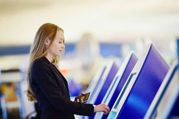 Young Woman International Airport Doing Self Check — Stock Photo, Image