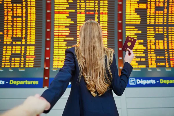 Ung Kvinna Internationell Flygplats Nära Stora Informationsdisplayen Följ Mig Koncept — Stockfoto