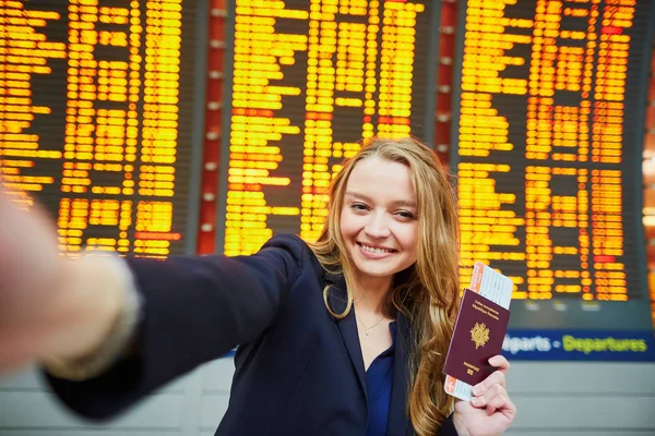 Mladá Žena Mezinárodním Letišti Nedaleko Velké Informační Displej Selfie — Stock fotografie