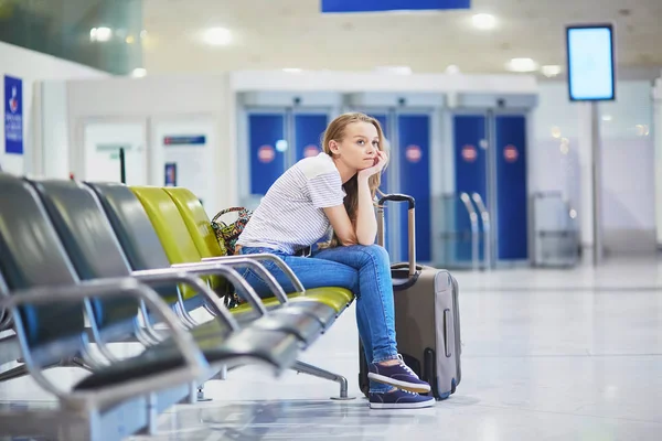 Νεαρή Γυναίκα Στο Διεθνές Αεροδρόμιο Της Αναμονής Για Την Πτήση — Φωτογραφία Αρχείου