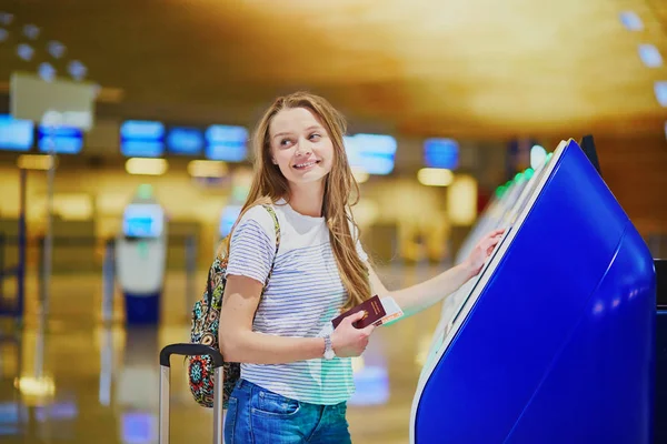 Молодая Женщина Международном Аэропорту Делает Самостоятельную Регистрацию — стоковое фото