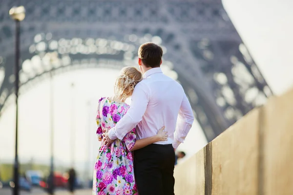Pareja Romántica Juntos París Besándose Cerca Torre Eiffel — Foto de Stock