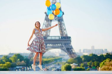 Güzel genç kadın grup renkli balonlar Paris, Fransa'da Eyfel Kulesinin yakınında atlama ile