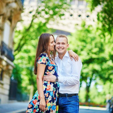 Romantik Çift birlikte Paris'te Eyfel Kulesi öpüşme