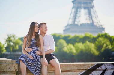Fransa'nın Paris, Eyfel Kulesi yakınındaki Romantik Çift