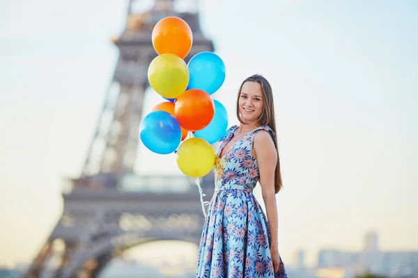 Bella Giovane Donna Con Mucchio Palloncini Colorati Vicino Alla Torre — Foto Stock