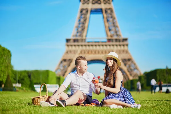 Coppia Romantica Che Picnic Vicino Alla Torre Eiffel Parigi Francia — Foto Stock