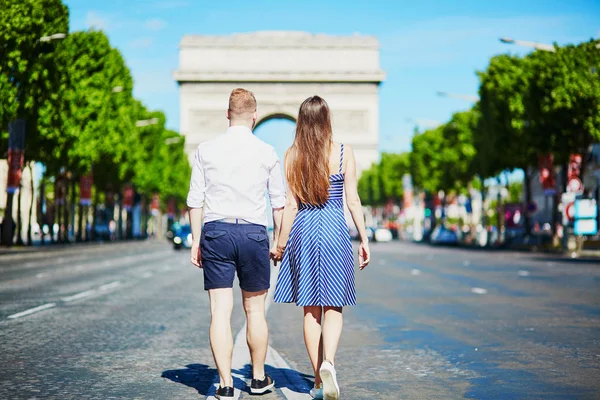 在法国巴黎凯旋拱门前散步的情侣 — 图库照片