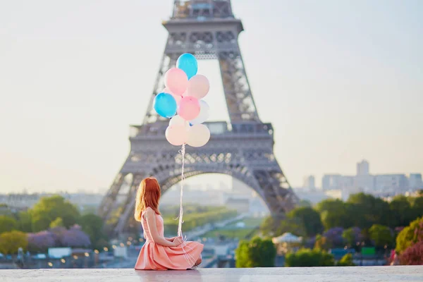 Szczęśliwa Młoda Dziewczyna Bandą Różowe Niebieskie Balony Naprzeciwko Wieży Eiffla — Zdjęcie stockowe