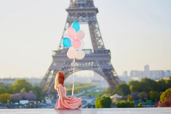 Happy Young Girl Bunch Pink Blue Balloons Front Eiffel Tower — Stock Photo, Image