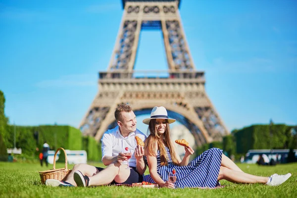 Romantický Pár Pikniku Eiffelovu Věž Paříži — Stock fotografie