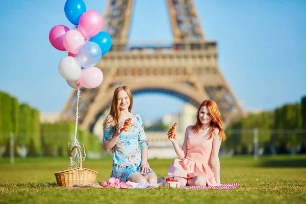 Due Belle Ragazze Che Fanno Picnic Vicino Alla Torre Eiffel — Foto Stock
