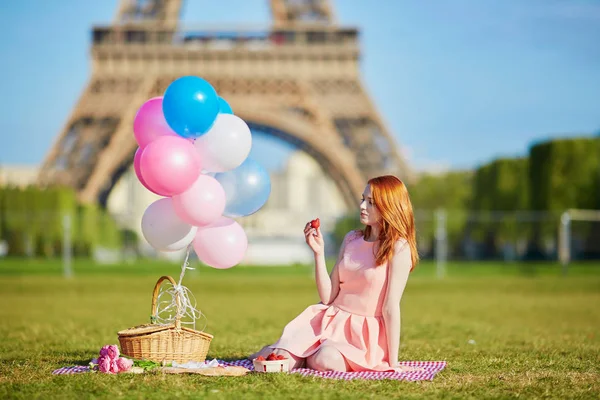 Vacker Ung Kvinna Rosa Klänning Med Massa Ballonger Picknick Nära — Stockfoto