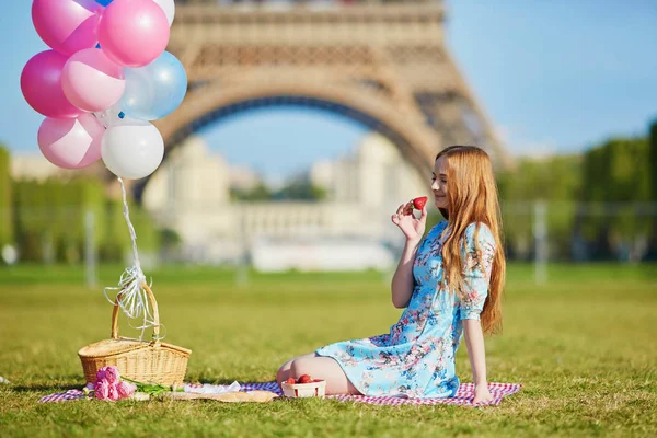 Bella Giovane Donna Abito Rosa Con Mazzo Palloncini Che Fanno — Foto Stock