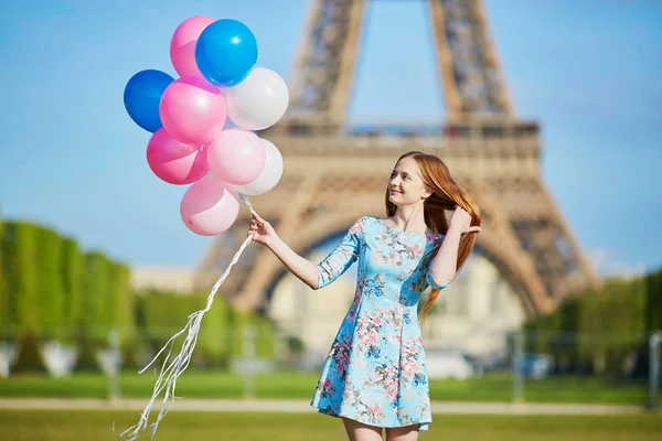 Boldog Fiatal Lány Rózsaszín Kék Buborékok Szemben Eiffel Torony Párizsban — Stock Fotó