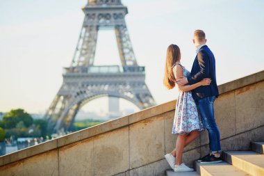 Fransa'nın Paris, Eyfel Kulesi yakınındaki Romantik Çift