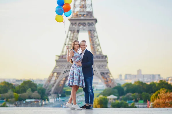 Casal Amoroso Com Monte Balões Coloridos Beijando Perto Torre Eiffel — Fotografia de Stock