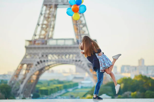 Älskande Par Med Massa Färgglada Ballonger Kyssar Nära Eiffeltornet Paris — Stockfoto