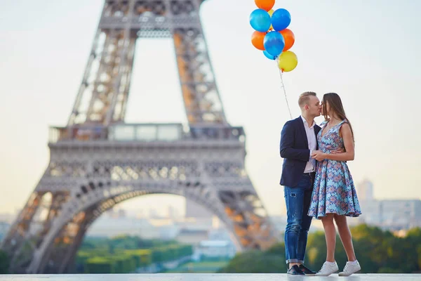 Casal Amoroso Com Monte Balões Coloridos Beijando Perto Torre Eiffel — Fotografia de Stock