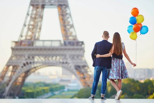 Milující Pár Partou Barevné Balónky Líbání Eiffelovu Věž Paříži — Stock fotografie