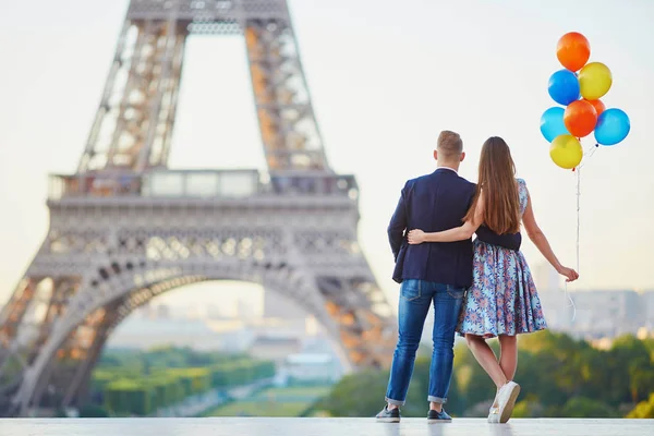 Casal Amoroso Com Monte Balões Coloridos Beijando Perto Torre Eiffel — Fotografia de Stock