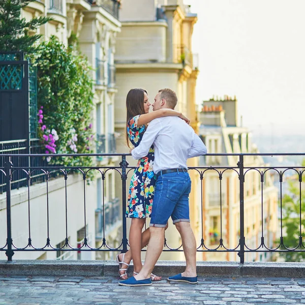 Romantyczna Para Razem Paryżu Całujących Się Montmartre — Zdjęcie stockowe