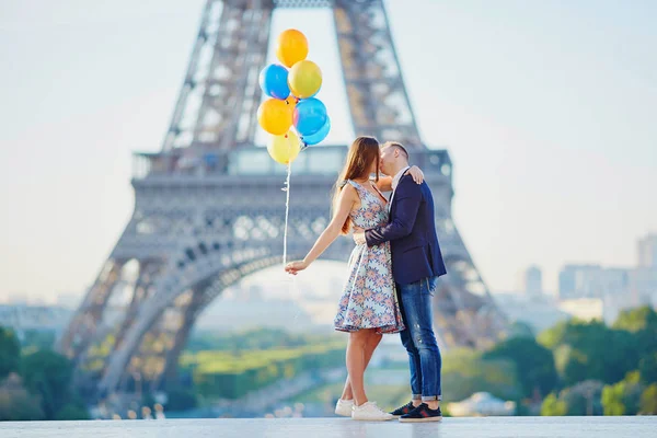 Älskande Par Med Massa Färgglada Ballonger Kyssar Nära Eiffeltornet Paris — Stockfoto