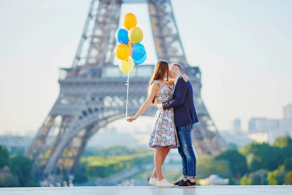 フランス パリのエッフェル塔の近くにキス カラフルな風船の束を愛するカップル — ストック写真