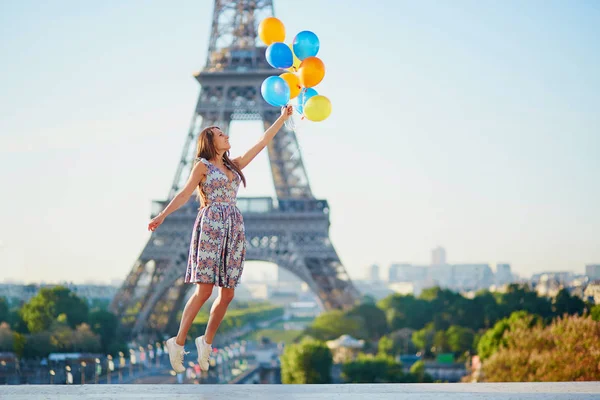 美丽的年轻女子 与束五颜六色的气球 在法国巴黎的埃菲尔铁塔附近跳 — 图库照片
