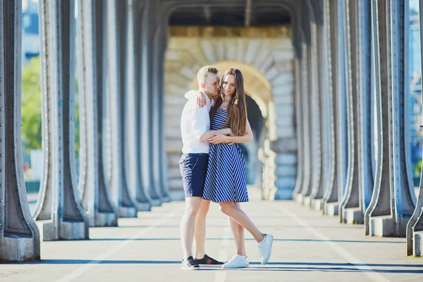 浪漫情侣接吻在 Hakeim 大桥在巴黎 — 图库照片