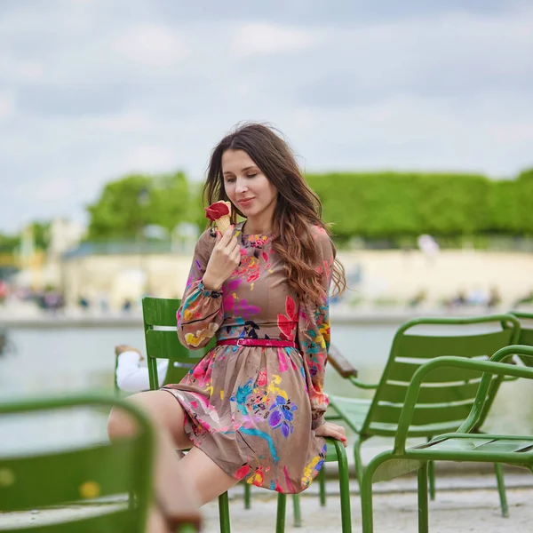 Junge Pariserin Garten Der Tuilerien Sitzt Auf Einem Stuhl Und — Stockfoto