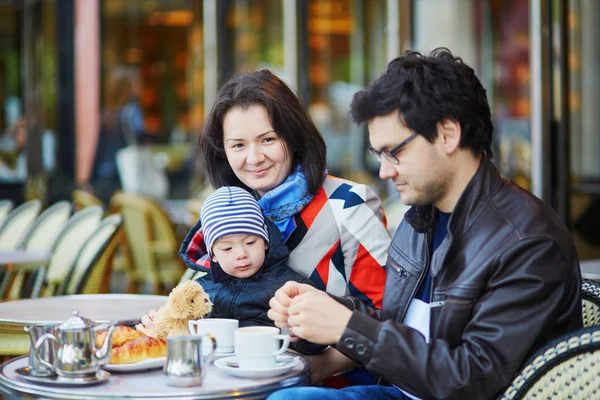 Lycklig Familj Tre Parisisk Utomhus Café Mor Far Och Deras — Stockfoto