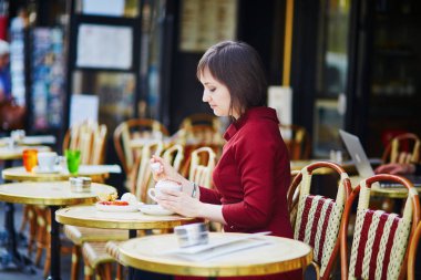 Paris, Fransa açık kafede kahve içme güzel bir Fransız kadın
