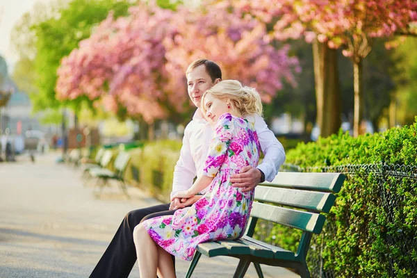 Красивая Романтическая Пара Цветущей Вишней Весенний День Фоне Эйфелевой Башни — стоковое фото