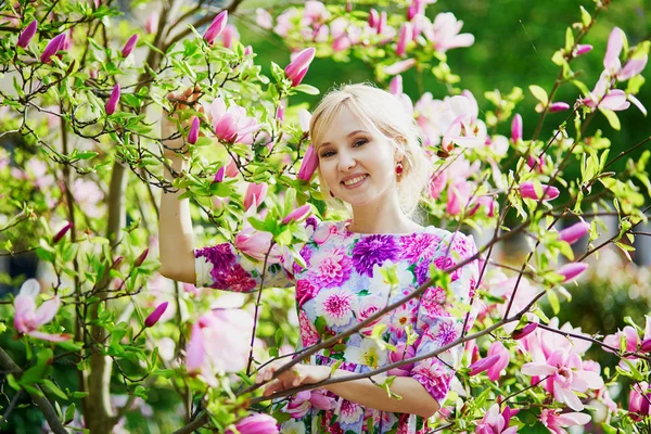 Bir Bahar Gününde Çiçek Açan Manolya Ağacının Altında Genç Güzel — Stok fotoğraf