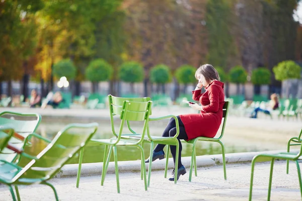 Mujer Joven Que Pasa Fin Semana Jardín Las Tullerías París — Foto de Stock