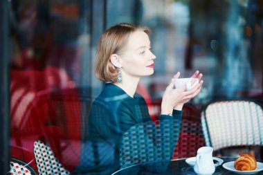 Paris, Fransa'da geleneksel kafede kahve içme genç zarif kadın