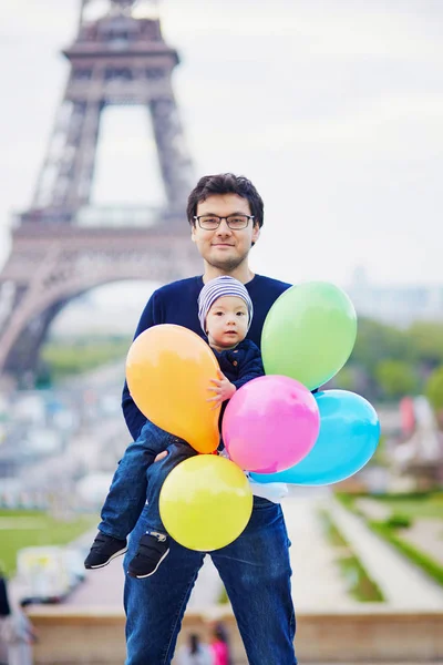 Feliz Familia Dos Con Montón Globos Colores París Cerca Torre —  Fotos de Stock
