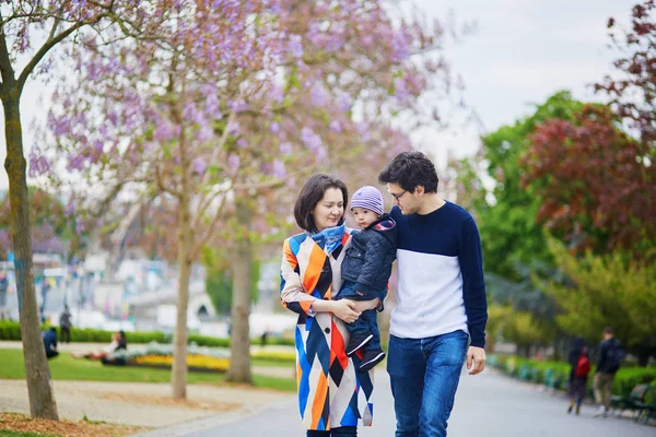 Família Feliz Três Paris Dia Primavera Com Jacarandás Roxo Plena — Fotografia de Stock