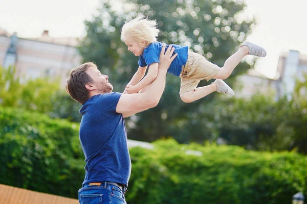 Pai Atirar Filho Para Tempo Família Juntos Menino Feliz Divertindo — Fotografia de Stock