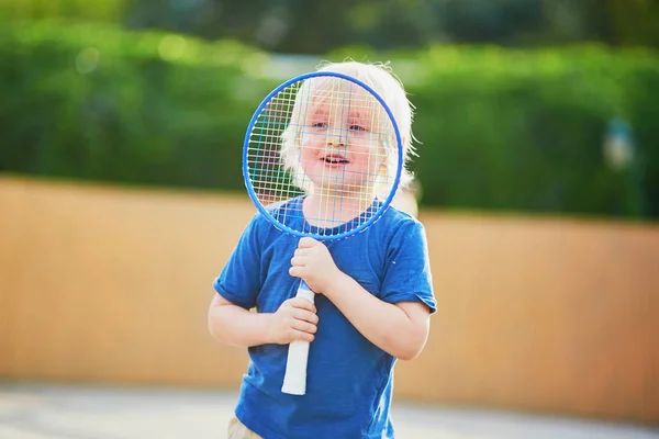 Schattig Jongetje Badminton Spelen Speelplaats Buiten Zomeractiviteiten Voor Kinderen — Stockfoto