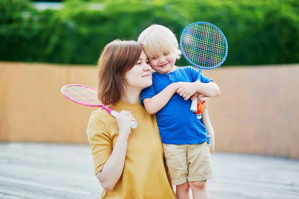 Roztomilý Chlapeček Hraje Badminton Svou Matkou Hřišti Letní Venkovní Aktivity — Stock fotografie