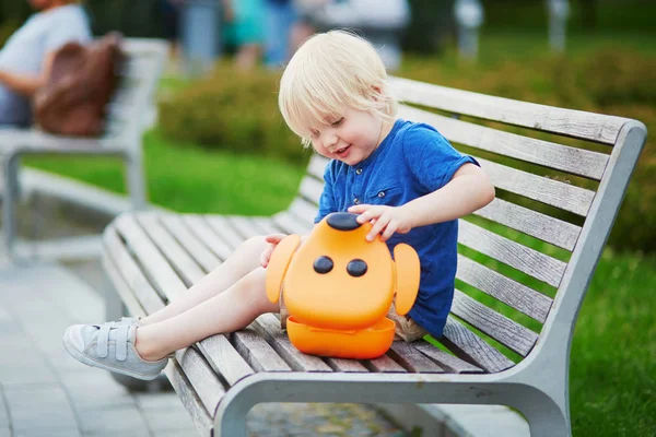可爱的小男孩 坐在公园的饭盒坐在板凳上 健康食品和零食的孩子们 孩子吃他的早餐或午餐户外 — 图库照片