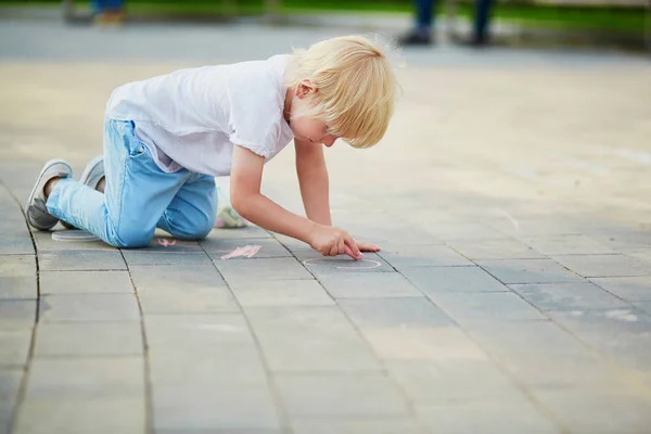 Entzückender Kleiner Junge Der Mit Bunten Kreiden Auf Asphalt Zeichnet — Stockfoto