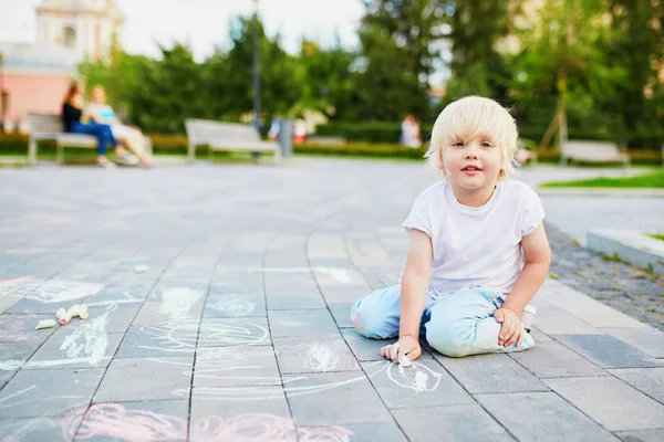 可爱的小男孩在沥青上用彩色粉笔绘制 夏季活动和有创意的游戏 孩子很小 — 图库照片